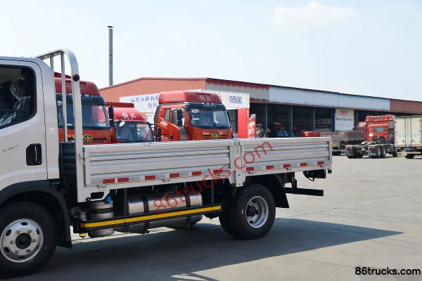 FAW Jiefang Lingtu 165 hp 4X2(6 wheels) 4.2m Single Row Flatbed Light Truck (WLY 6-speed) Body (1) | 86Trucks