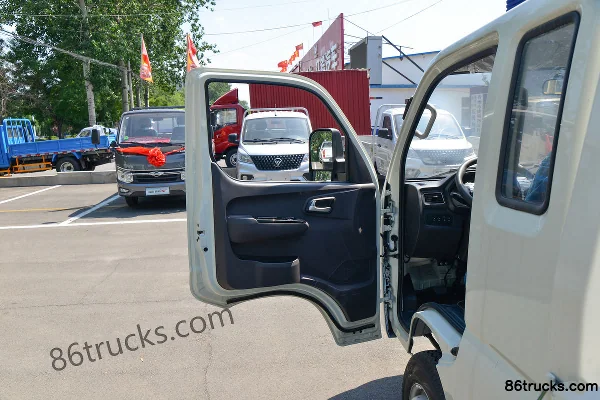 Foton Xiangling M2 Luxury Type 1.6L 122 hp 4X2(6 wheels) Gasoline 3.1m Single Row Flatbed Micro Truck Cab (1) | 86Trucks