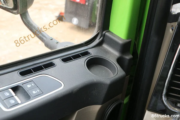 SHACMAN Delong M3000S 400 hp 8X4(12 wheels) 6.5m Dump Truck (China VI) Cab (2) | 86Trucks
