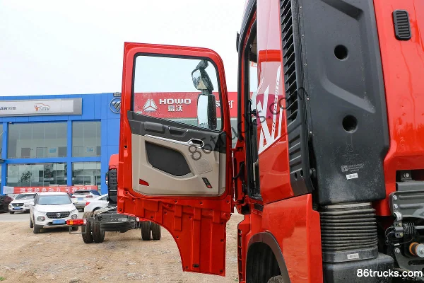 Sinotruk HOWO MAX 460 ch 8X4(12 roues) 9.55 m camion porteur à rideaux coulissants (China VI) Cabine (1) | 86Trucks