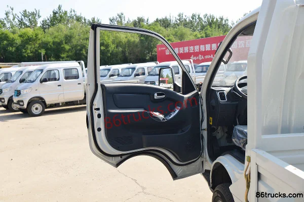 Dongfeng Xiaobawang W17 2L 133hp 4X2(6 wheels) 3.95m Single Row Flatbed Light Truck (China VI) Cab (1) | 86Trucks