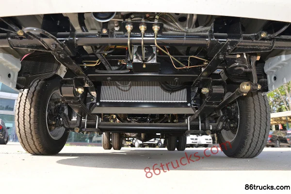 Dongfeng Xiaobawang W17 2L 133hp 4X2(6 wheels) 3.95m Single Row Flatbed Light Truck (China VI) Chassis (1) | 86Trucks