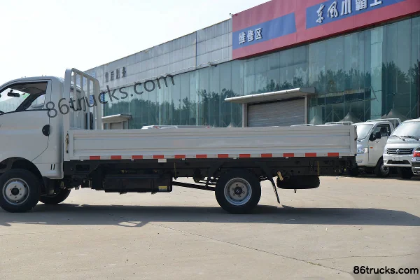 Dongfeng Xiaobawang W17 2L 133hp 4X2(6 wheels) 3.95m Single Row Flatbed Light Truck (China VI) Body (2) | 86Trucks