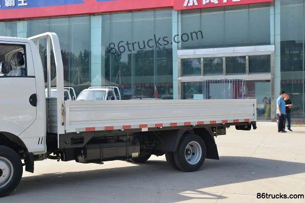 Dongfeng Xiaobawang W17 2L 133hp 4X2(6 wheels) 3.95m Single Row Flatbed Light Truck (China VI) Body (1) | 86Trucks