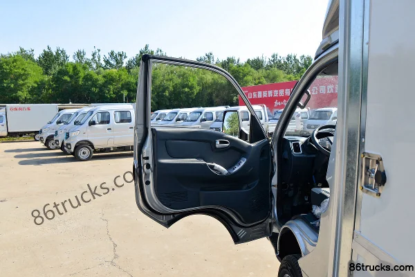 Dongfeng Xiaobawang W17 1.5L 113hp 4X2(6 wheels) 3.6m Wing Opening Van Mini Truck (China VI) Cab (1) | 86Trucks