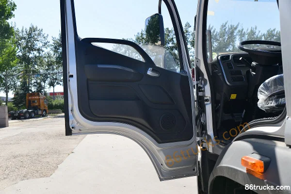 Foton AumanXingxing Basic Edition 260hp 6X2(8 wheels) 8.1m van cargo truck (China VI) Cab (2) | 86Trucks
