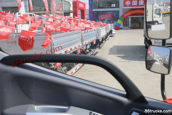 Foton Aoling New Jieyun Climbing Tiger 152hp 4X2(6 wheels) 4.17m single-row flatbed light truck (China VI) Cab (2) | 86Trucks