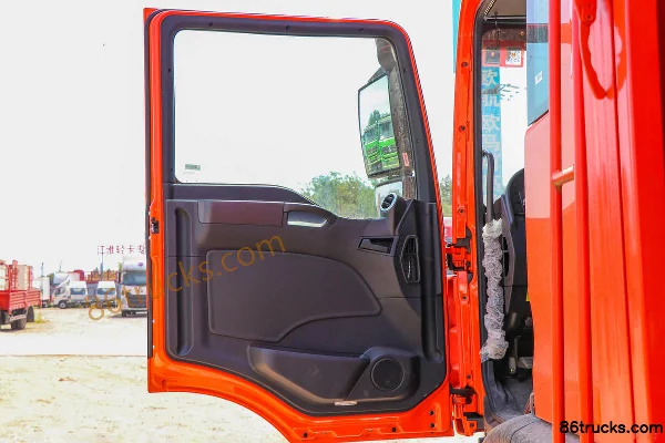 Sinotruk Sitrak G5 Medium Truck 270 hp 4X2(6 wheels) 6.8m Livestock Transport Truck Cab (1) | 86Trucks
