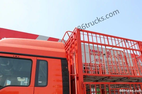 Sinotruk Sitrak G5 Medium Truck 270 hp 4X2(6 wheels) 6.8m Livestock Transport Truck Body (2) | 86Trucks