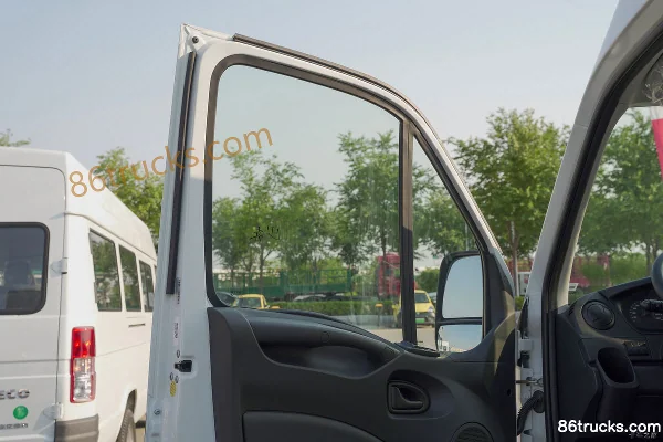 NAVECO Ousheng 2021 Model Yunrui Series V42-33S 145 hp 2.0T High Roof Cargo Van (China VI) Cab (2) | 86Trucks