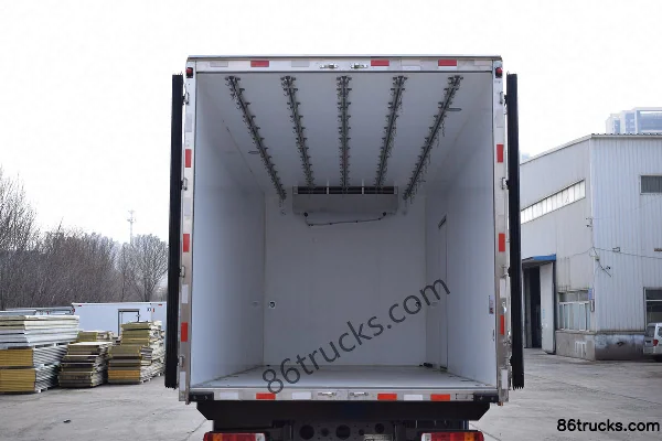 Sinotruk HOWO TX 250hp 4X2(6 wheels) 6.8m Refrigerated Truck (Hongye) Cab (1) | 86Trucks