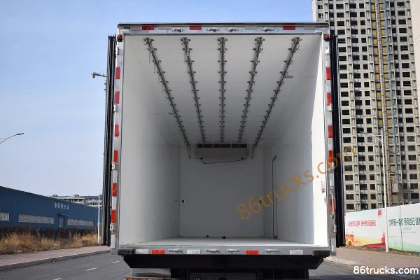 Sinotruk HOWO TH7 460 hp 4X2(6 wheels) 9.4m Refrigerated Truck (Hongye) Cab (1) | 86Trucks