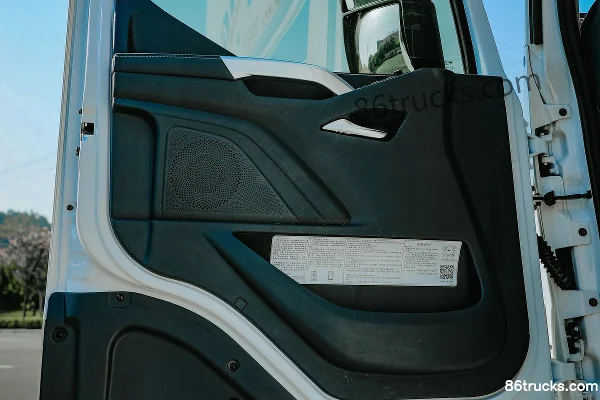 Dongfeng Liuqi Chenglong T7 Flagship Edition 560hp 6X4(10 wheels) Tractor Truck (China VI) (With Hydraulic Retarder) Cab (1) | 86Trucks