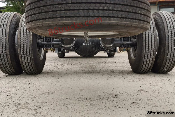 Qingling Isuzu KV800 150hp 4X2(6 wheels) 5.585m Single Row Van Light Truck Chassis (2) | 86Trucks