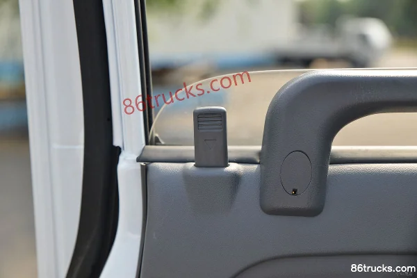 Qingling Lingka Standard Load 127hp 4X2(6 wheels) 4.185m Single Row Flatbed Light Truck (Medium Body) Cab (3) | 86Trucks
