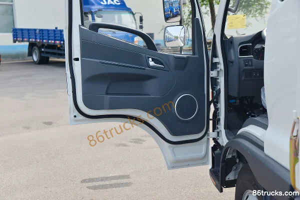 JAC Shuailing E version médiane 150 ch 4X2(6 roues) 3,89 m plateau à ridelles cabine avancée (2) | 86Trucks