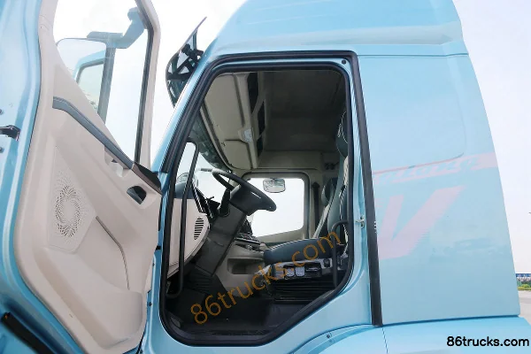 Dongfeng Liuqi Chenglong H5V 4X2(6 wheels) 6.8m hybrid cargo truck 15.6kWh Interior (2) | 86Trucks