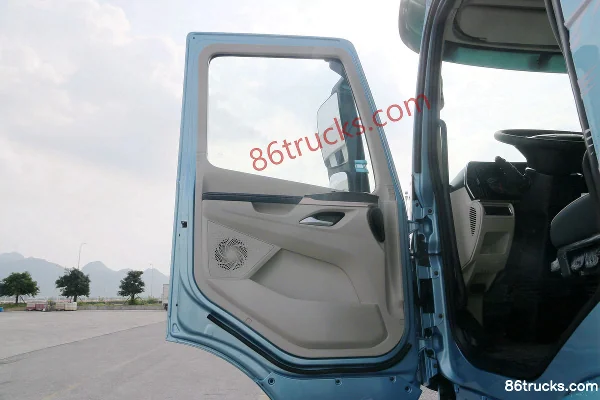 Dongfeng Liuqi Chenglong H5V 4X2(6 wheels) 6.8m hybrid cargo truck 15.6kWh Interior (1) | 86Trucks