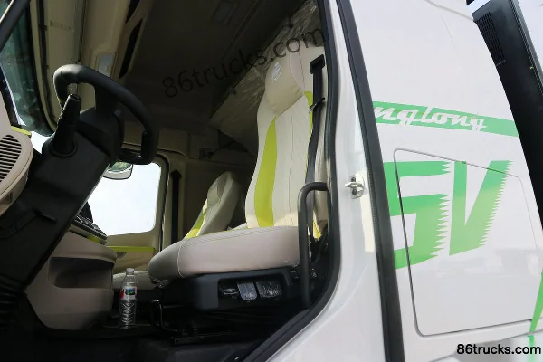 Dongfeng Liuqi Chenglong H5V 6X4(10 wheels) battery swap pure electric tractor truck 282kWh Cab (2) | 86Trucks