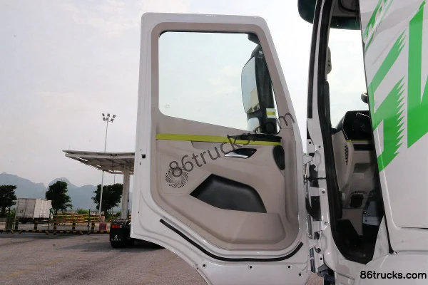 Dongfeng Liuqi Chenglong H5V 6X4(10 wheels) battery swap pure electric tractor truck 282kWh Cab (1) | 86Trucks