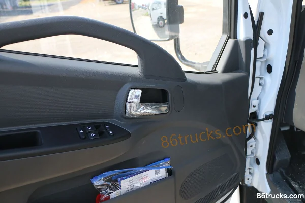 Dongfeng Captain Nebula K6 160hp 4X2(6 wheels) 4.09m single-row refrigerated truck (China VI)(air brake) Cab (2) | 86Trucks