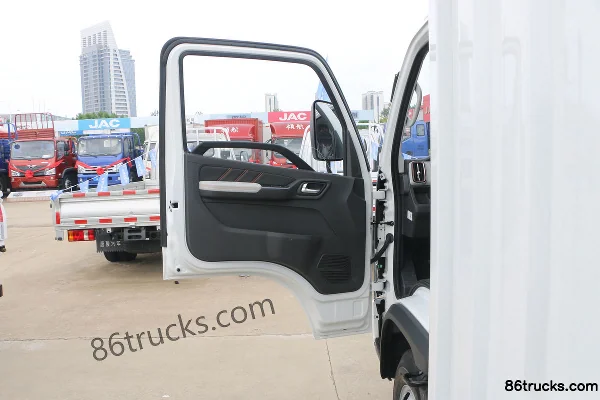 Foton Aoling M Card 132 hp 4X2(6 wheels) 4.17m Single-row Box Small Truck (Air Brake) Cab (1) | 86Trucks