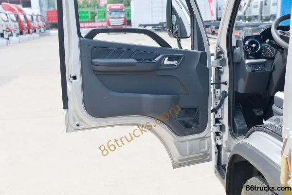 Foton Aumark X 122 hp 4X2(6 wheels) 3.7m single-row flatbed light truck (China VI) Cab (2) | 86Trucks