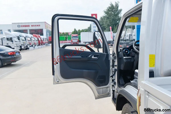 Foton Aumark X 122 hp 4X2(6 wheels) 3.7m single-row flatbed light truck (China VI) Cab (1) | 86Trucks