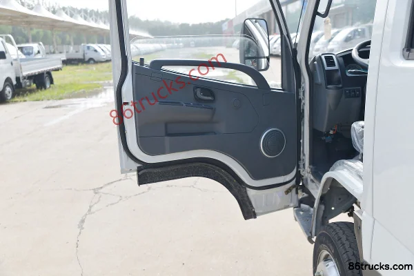 Dongfeng Xiaobawang W15 122hp 4X2(6 wheels) 2.7m Double Row Flatbed Light Truck (China VI) Cab (2) | 86Trucks