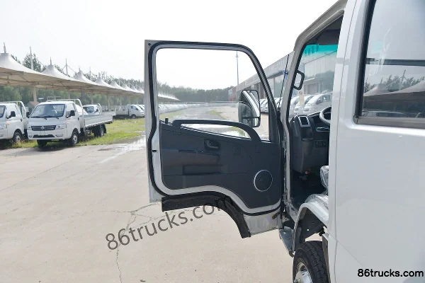 Dongfeng Xiaobawang W15 122hp 4X2(6 wheels) 2.7m Double Row Flatbed Light Truck (China VI) Cab (1) | 86Trucks