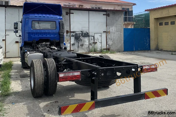 JAC Dewos L9 220 hp 4X2(6 wheels) 6.78m Semi-row Van Cargo Truck (China VI) Exterior (3) | 86Trucks
