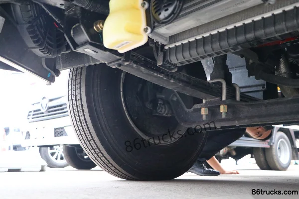 Foton Aoling Jieyun Classic Edition 132hp 4X2(6 wheels) 2.65m Double Row Flatbed Light Truck Chassis (2) | 86Trucks