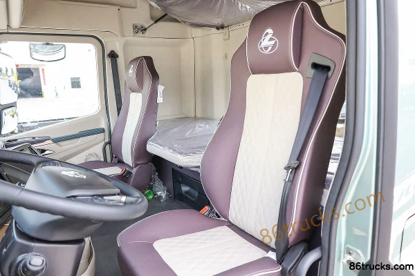 Dongfeng Liuqi Chenglong H5V 460 hp 6X4(10 wheels) AMT automatic tractor truck (China VI) Cab (3) | 86Trucks
