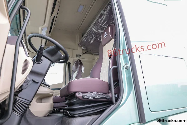 Dongfeng Liuqi Chenglong H5V 460 hp 6X4(10 wheels) AMT automatic tractor truck (China VI) Cab (2) | 86Trucks