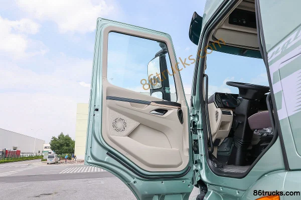 Dongfeng Liuqi Chenglong H5V 460 hp 6X4(10 wheels) AMT automatic tractor truck (China VI) Cab (1) | 86Trucks