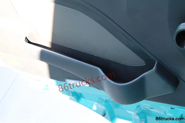 Changzheng Auto Q1 6X4(10 wheels) battery-swap pure electric tractor truck (CATL) 282kWh Cab (3) | 86Trucks