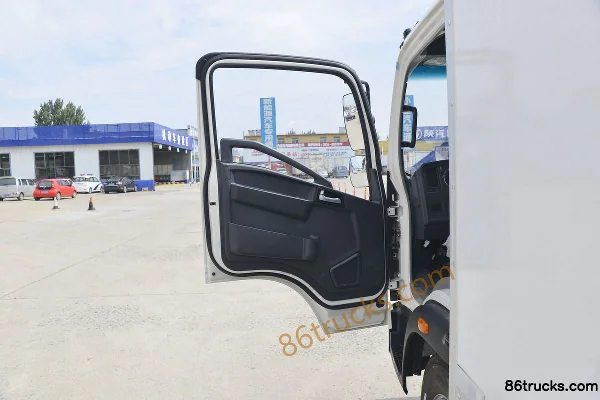 Sinotruk HOWO Hanjiang 150 ch 4X2(6 roues) camion frigorifique 4,1 m Cabine (1) | 86Trucks
