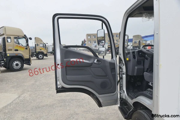 Foton Aulin Superspeed 131hp 4X2(6 wheels) 4.085m refrigerated truck (China VI) Cab (1) | 86Trucks