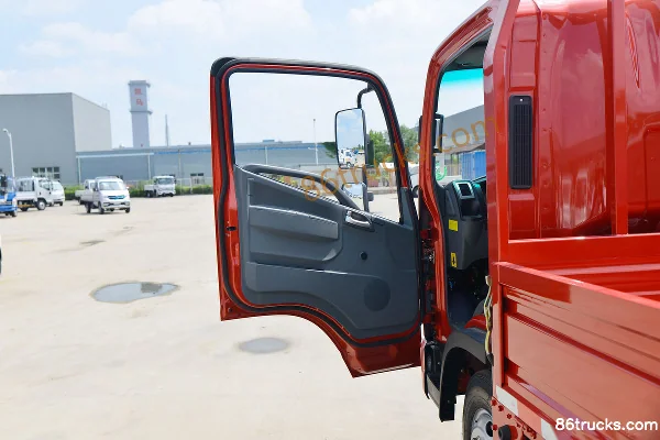 Kama Kaijie M3 95 hp 4X2(6 wheels) 4.2m Single Row Stake Truck Light Truck Cab (1) | 86Trucks