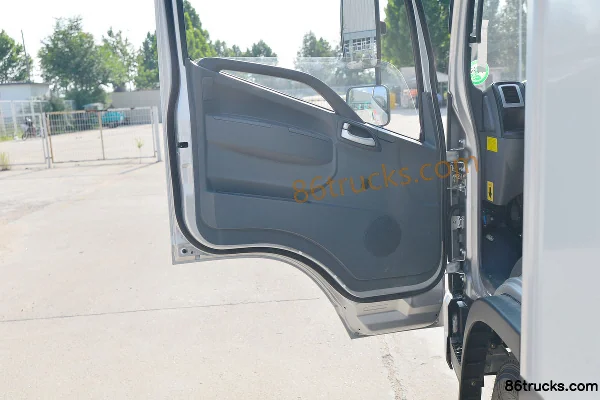 Kama Kaijie M3 130 hp 4X2(6 wheels) 4.2m Single Row Van Light Truck Cab (2) | 86Trucks