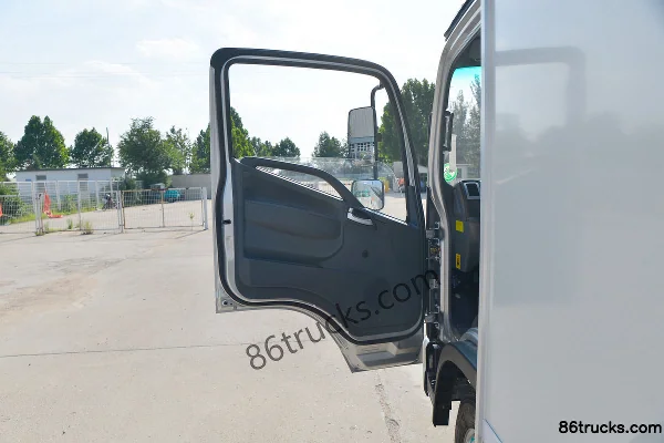 Kama Kaijie M3 130 hp 4X2(6 wheels) 4.2m Single Row Van Light Truck Cab (1) | 86Trucks