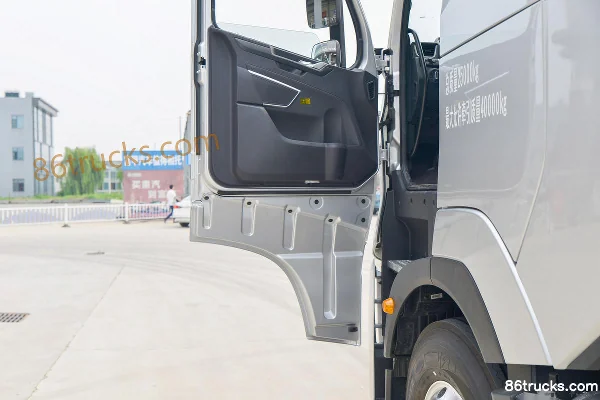 Sinotruk Yellow River X7 Heavy Truck 500 hp 6X4(10 wheels) Tractor Truck (China VI) Cab (2) | 86Trucks