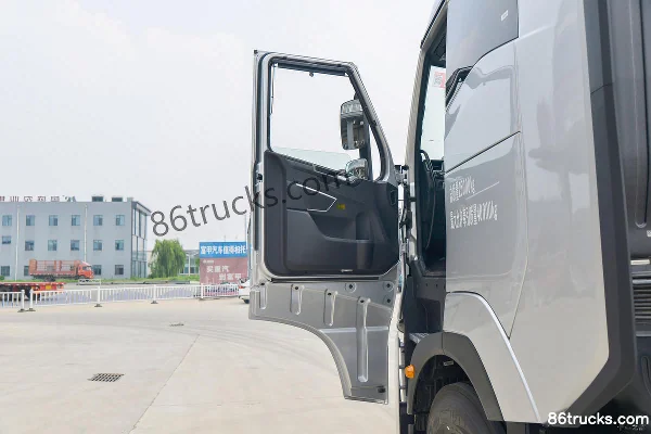 Sinotruk Yellow River X7 Heavy Truck 500 hp 6X4(10 wheels) Tractor Truck (China VI) Cab (1) | 86Trucks