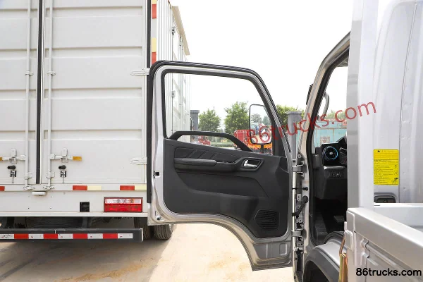 Foton Aumark X 122 hp 4X2(6 wheels) 3.7m single-row flatbed light truck (China VI) Cab (1) | 86Trucks