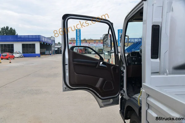 FAW Jiefang Lingtu 130 hp 4X2(6 wheels) 4.2m Single Row Flatbed Light Truck (China VI) Cab (1) | 86Trucks