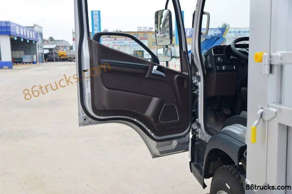 FAW Jiefang Lingtu 160hp 4X2(6 wheels) 4.16m single-row stake truck (China VI)(Fast Gear 8-speed) Cab (2) | 86Trucks