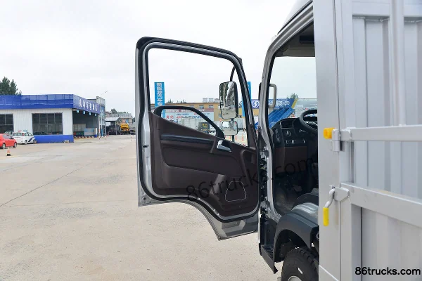 FAW Jiefang Lingtu 160hp 4X2(6 wheels) 4.16m single-row stake truck (China VI)(Fast Gear 8-speed) Cab (1) | 86Trucks