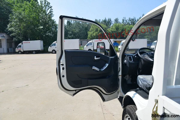 Dongfeng Xiaobawang W17 122hp 4X2(6 wheels) 3.63m single-row flatbed mini truck (3T rear axle) Cab (1) | 86Trucks