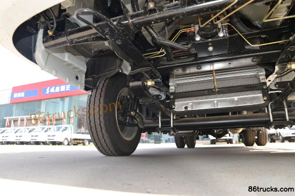 Dongfeng Xiaobawang W17 122hp 4X2(6 wheels) 3.63m single-row flatbed mini truck (3T rear axle) Chassis (2) | 86Trucks