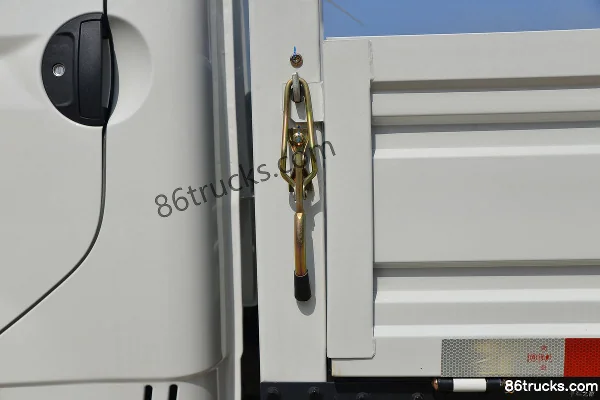 Dongfeng Xiaobawang W17 122hp 4X2(6 wheels) 3.63m single-row flatbed mini truck (3T rear axle) Body (3) | 86Trucks
